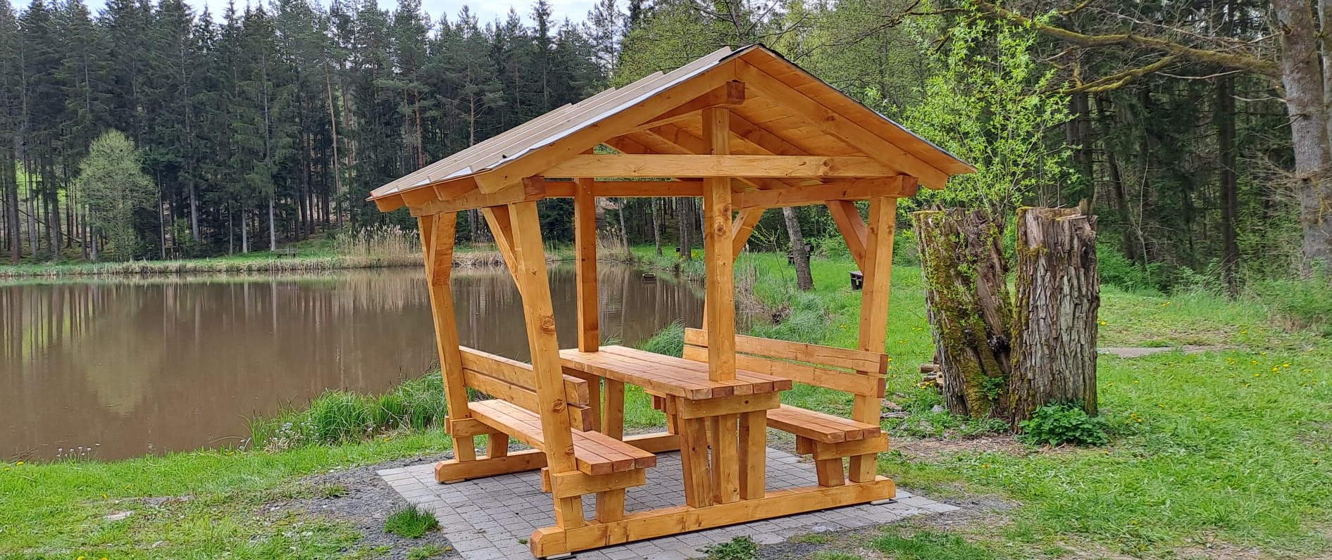 Read more about the article Die Hütte steht – DANKE an den Angelverein Ummerstadt