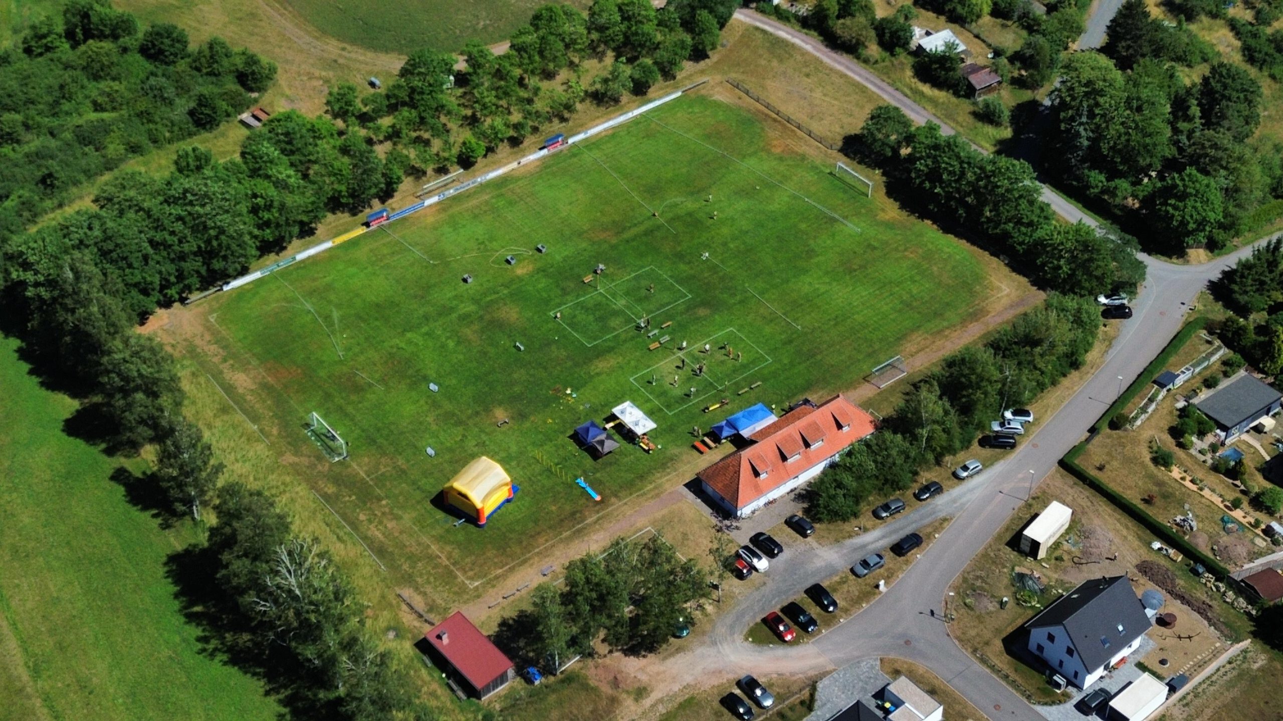 Mehr über den Artikel erfahren Familiensportfest und Volleyballturnier bei heißen Temperaturen